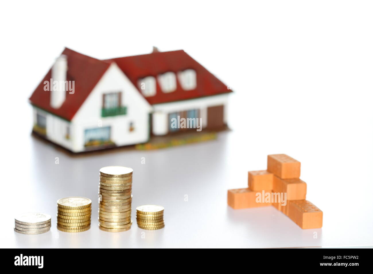 Geld-Stacks und Ziegel Stockfoto