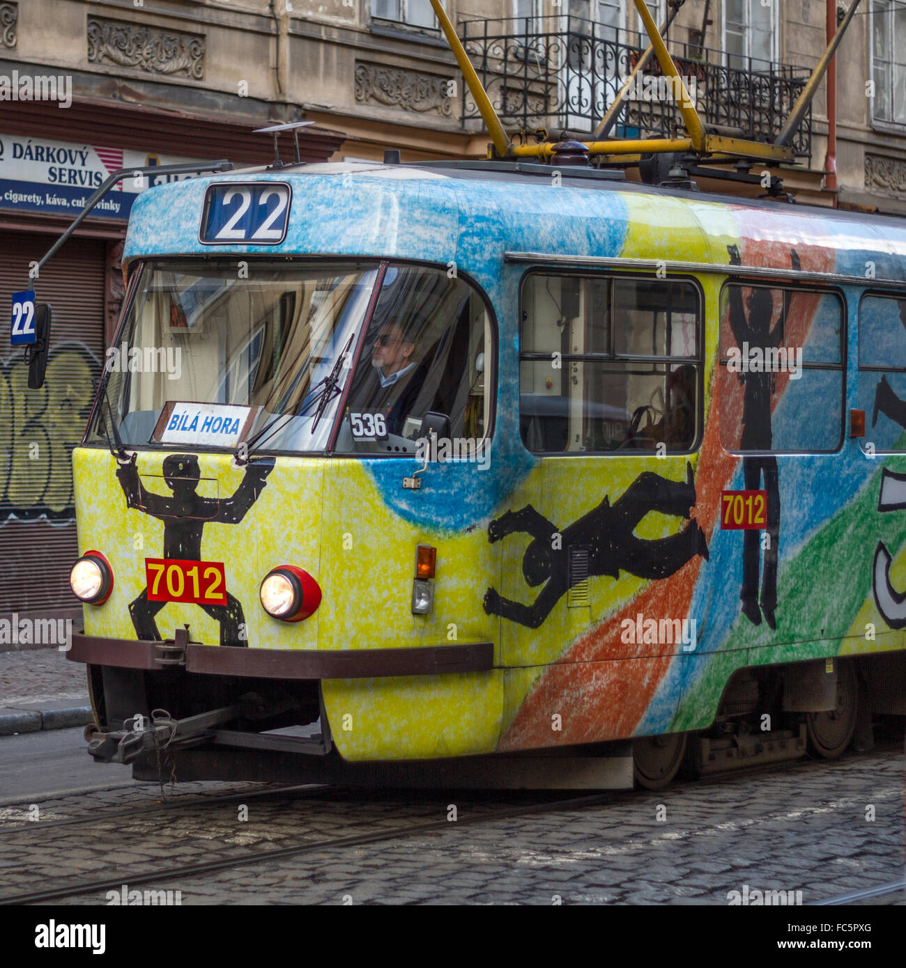 Die nostalgische Straßenbahn durch Prag Stockfoto