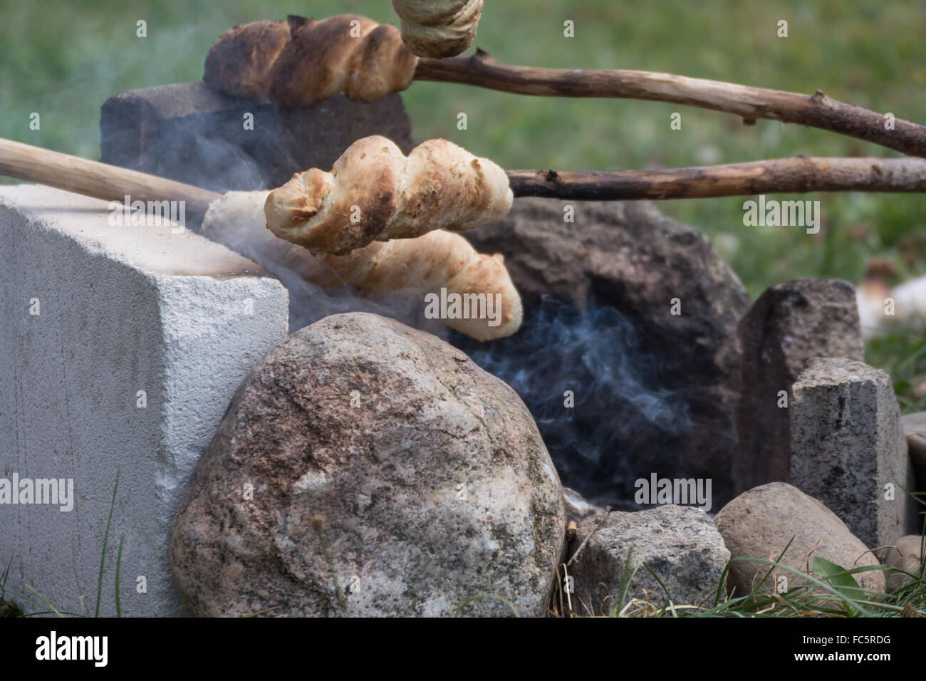 Lager Brot wird am Lagerfeuer gegrillt. Stockfoto