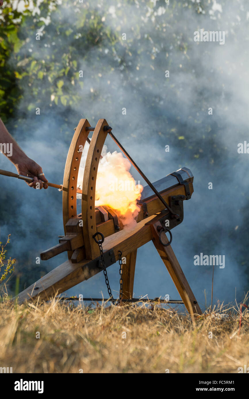 Kanone Feuer - weißer Rauch im Hintergrund Stockfoto