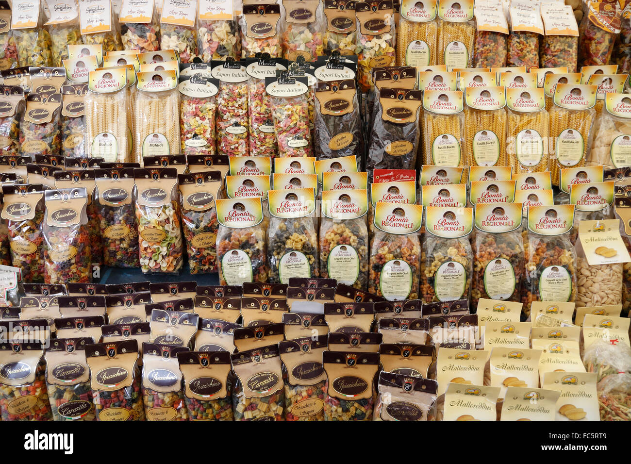 Nudeln stehen auf Markt in Rom Stockfoto