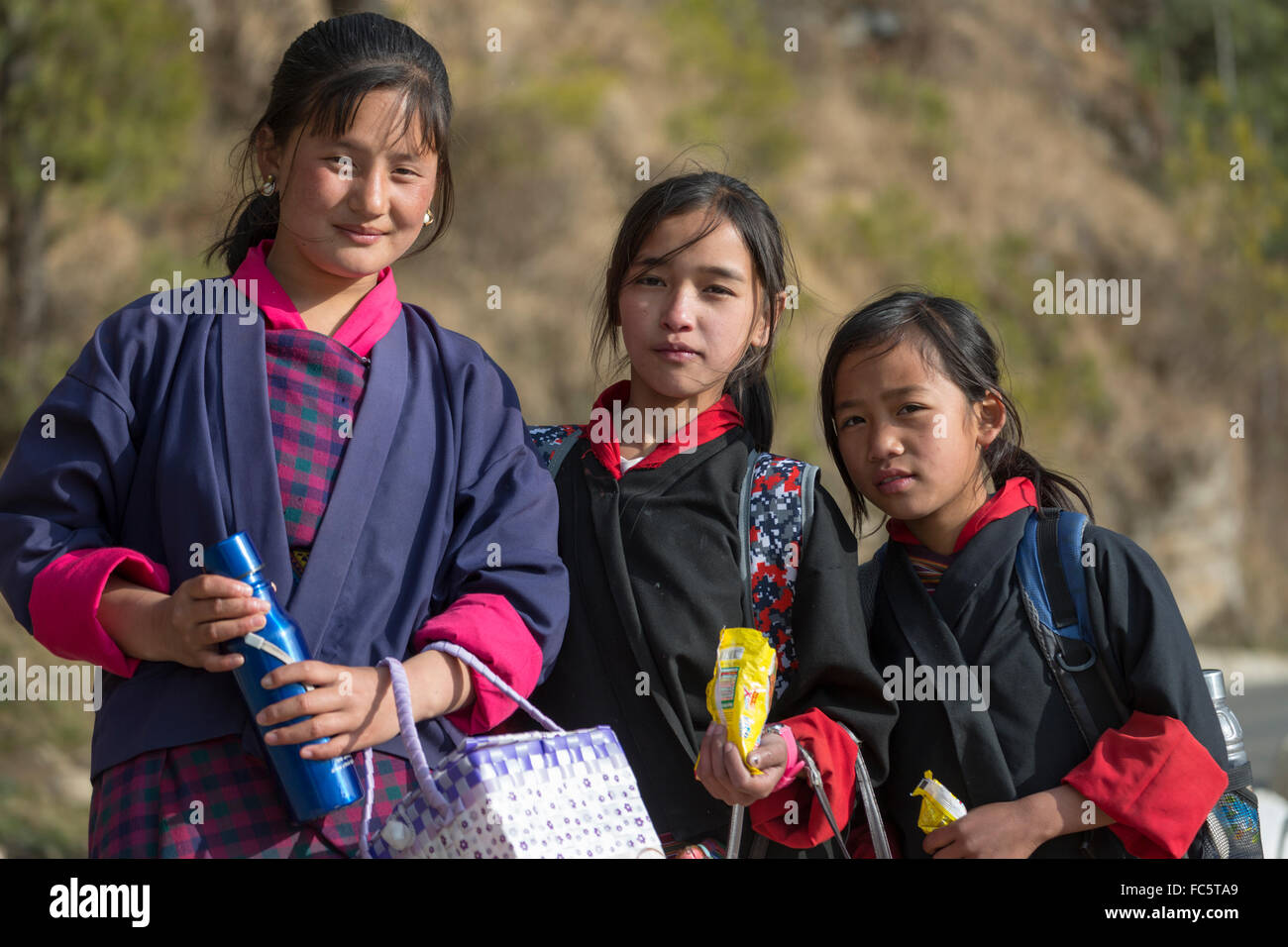 Schulkinder in Tracht, Jakar, Bumthang, zentrale Bhutan Stockfoto
