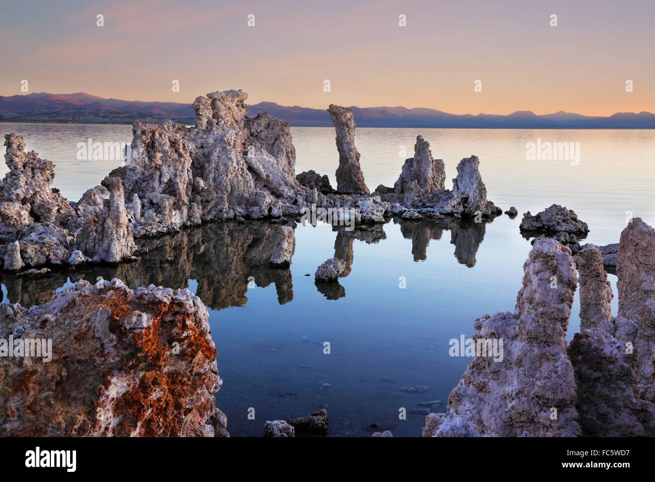 Das glatte Wasser des Sees Stockfoto