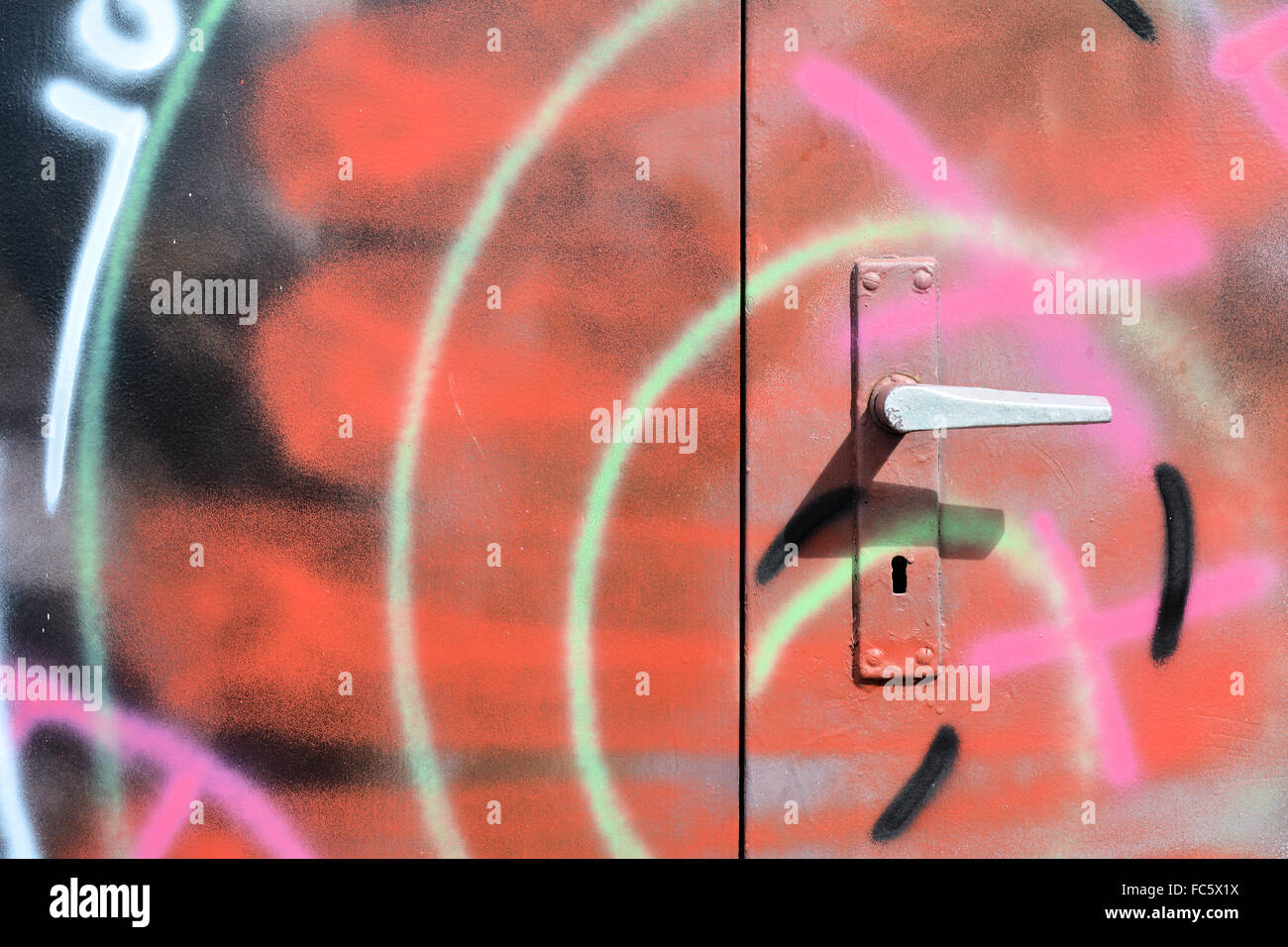 Graffiti auf eine geschlossene Stahltür Stockfoto