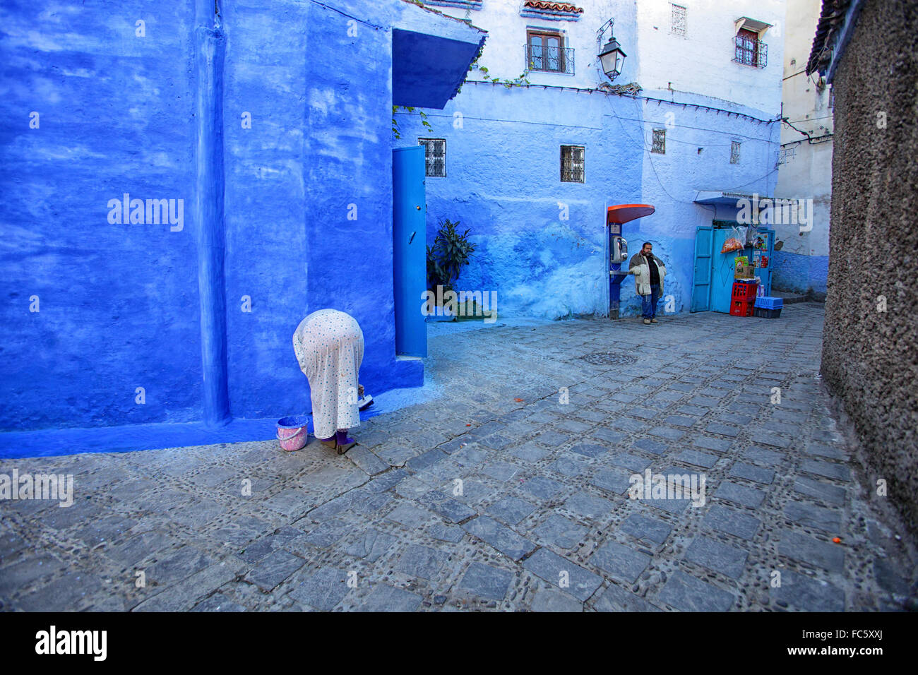 Die blauen Wände von Chefchaouen, Marokko, die in den Ausläufern des Rif-Gebirges liegt. Stockfoto