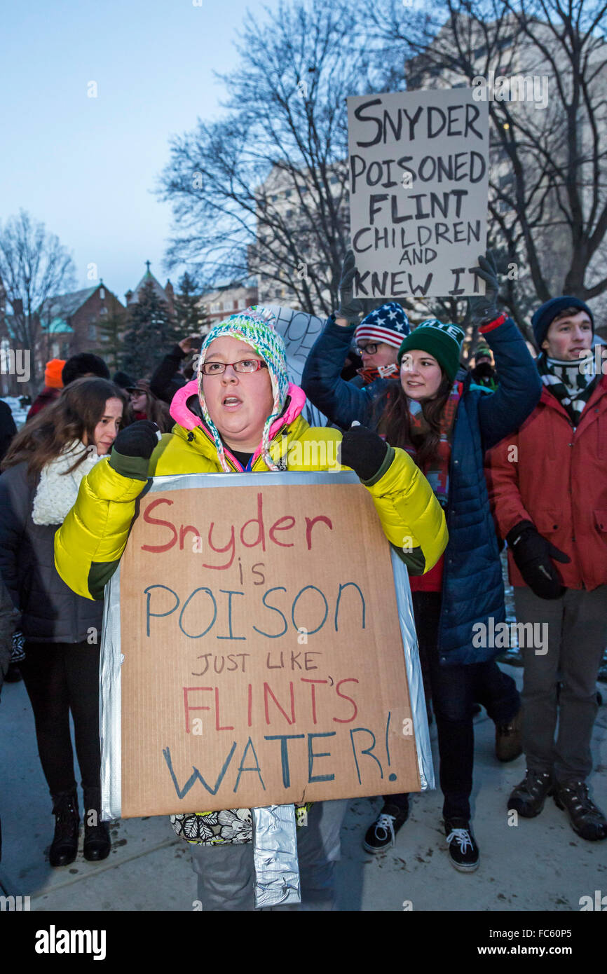 Lansing, Michigan - Arbeit und Gemeinschaft Aktivisten fordern Gouverneur Rick Snyder über Flint Kontamination Wasserkrise zurücktreten. Stockfoto