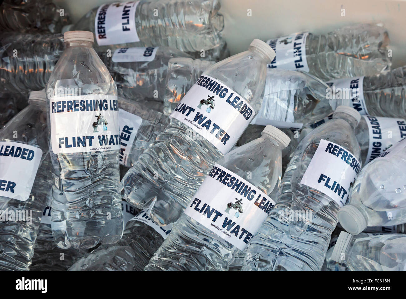Lansing, Michigan - Demonstranten Platz ein kühler voller "erfrischende verbleites Flint Wasser" auf den Stufen des Kapitols für staatliche Gesetzgeber Stockfoto