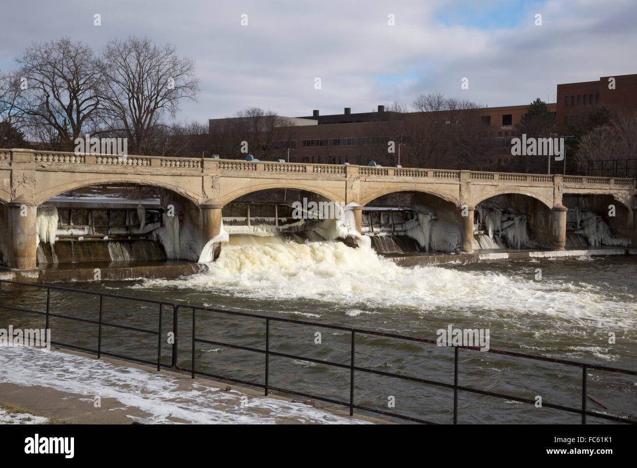 Flint, Michigan - der Hamilton-Staudamm am Fluss Flint. Stockfoto