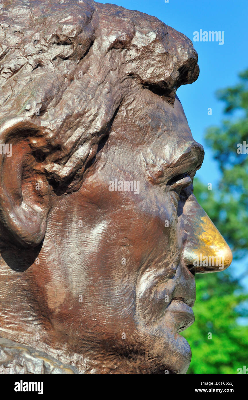 Springfield, Illinois, USA. Eine große Büste Statue am letzte Ruhestätte von Abraham Lincoln, Lincoln's Grab. Touristen haben rieb sich die Nase zu putzen. Stockfoto