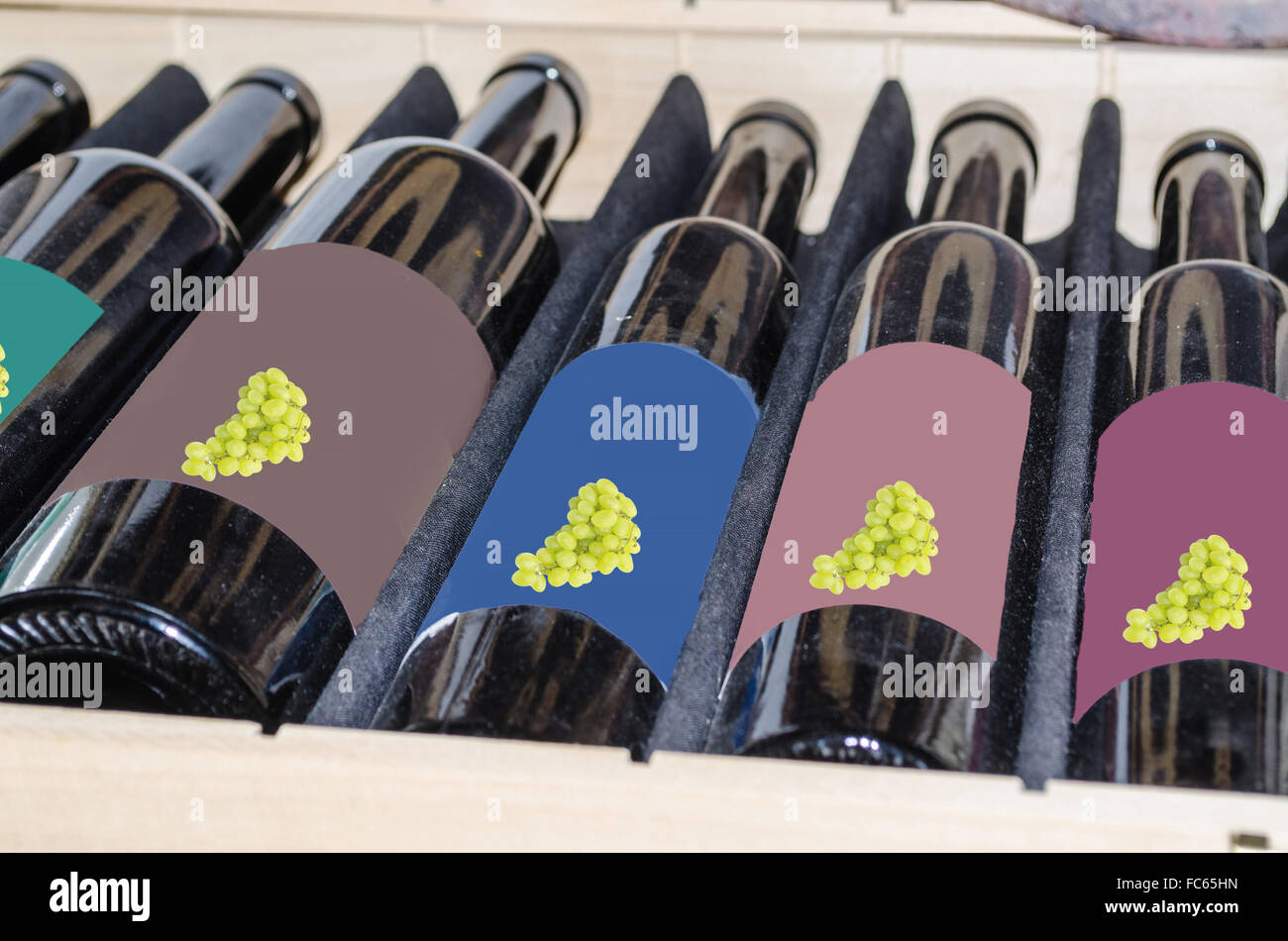 Weinflaschen im Holzkasten mit Schiebedeckel. Stockfoto