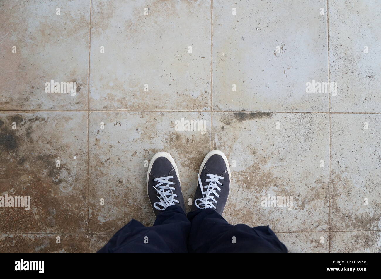 Zwei saubere Schuhe nicht wie der Boden Stockfoto