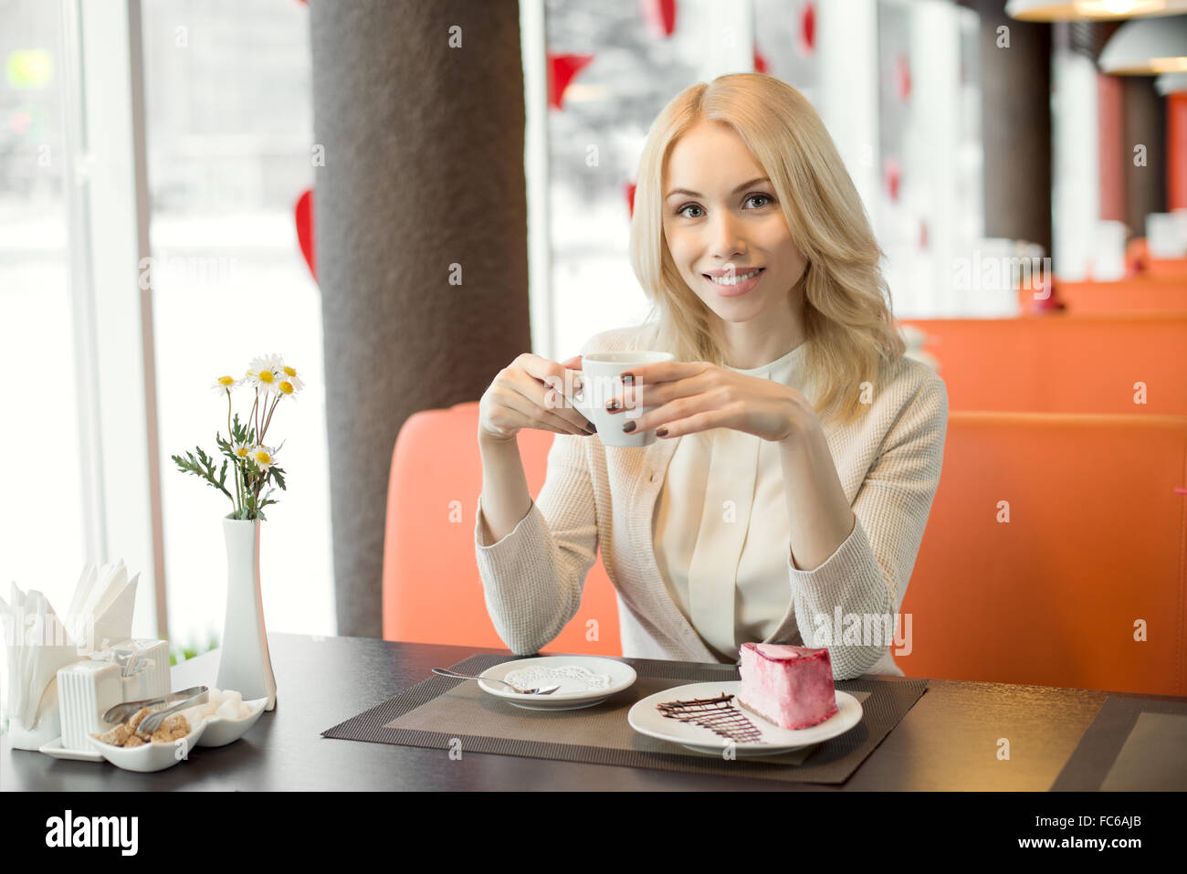 junge Frau im Cafe Stockfoto