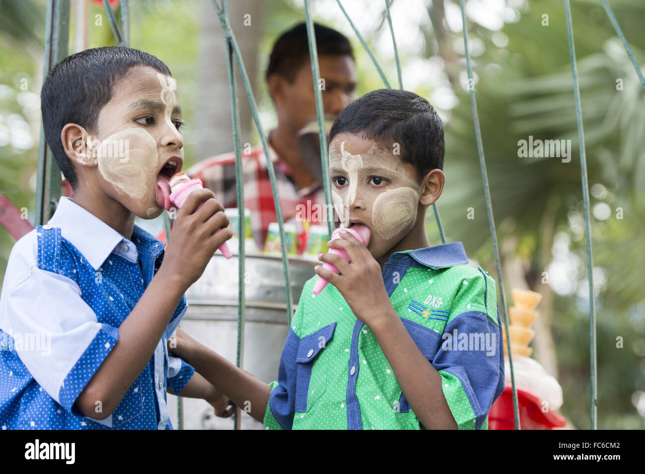 ASIEN-MYANMAR-YANGON-MENSCHEN-EIS Stockfoto