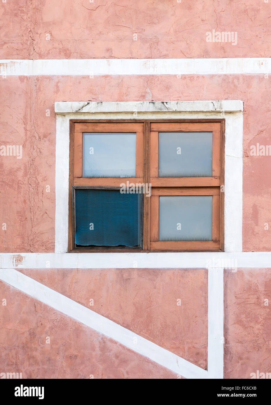 Alte Holzfenster des veralteten Gebäude in der Altstadt. Stockfoto