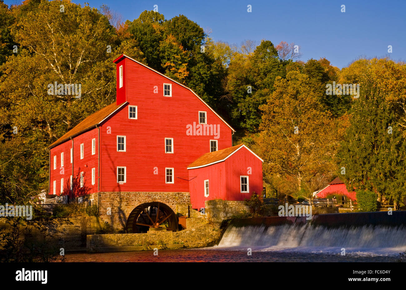 Herbstbäume Landschaft der historischen Red Mill, Gristmill vintage Wasserrad und verdammt in Hunterdon Co., New Jersey Farm, USA, US, FS 12.90 ppi Stockfoto