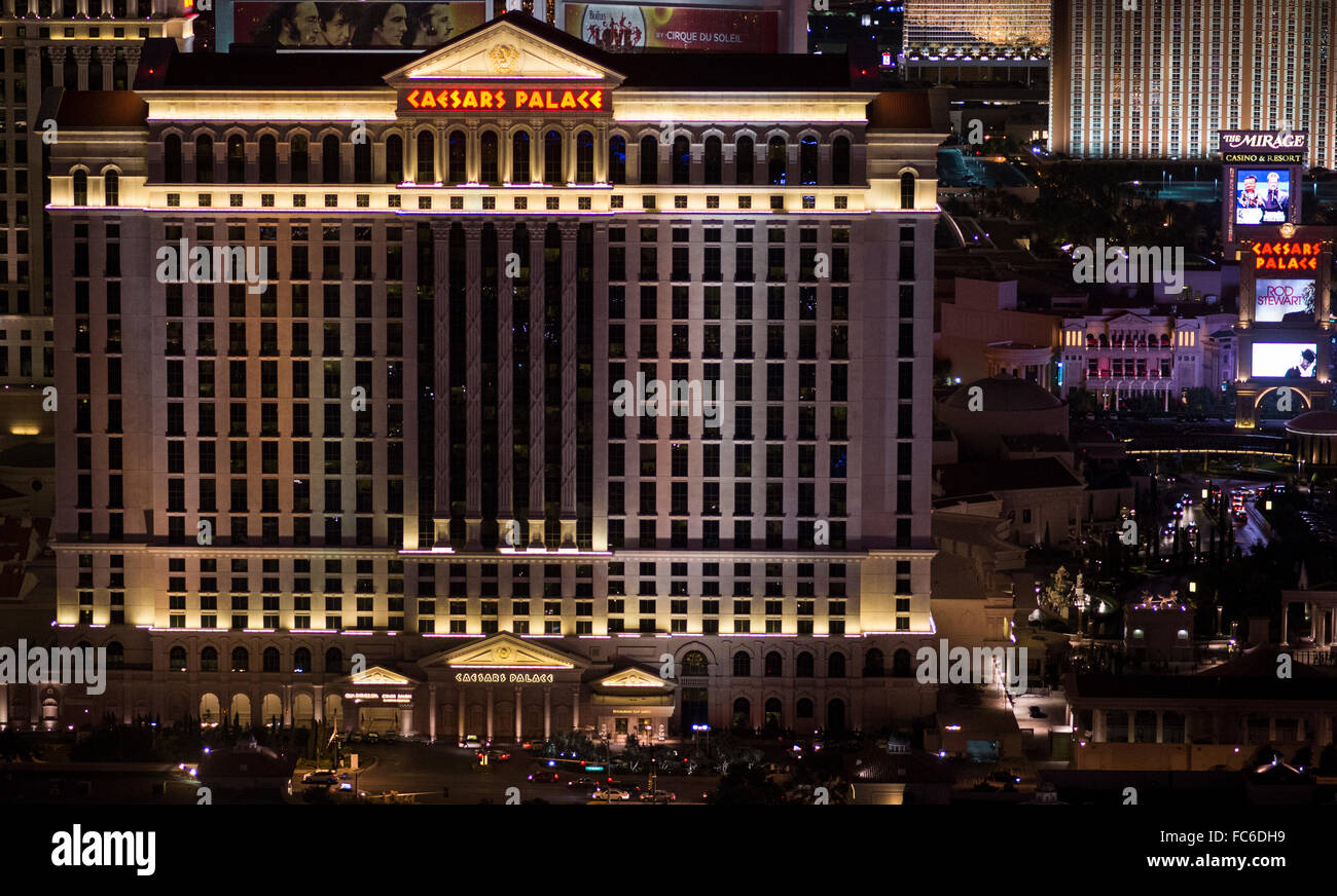 Das weltweit renommierte Las Vegas Hotel and Casino Caesars Palace leuchtet in der Nacht entlang des Las Vegas Strip Stockfoto