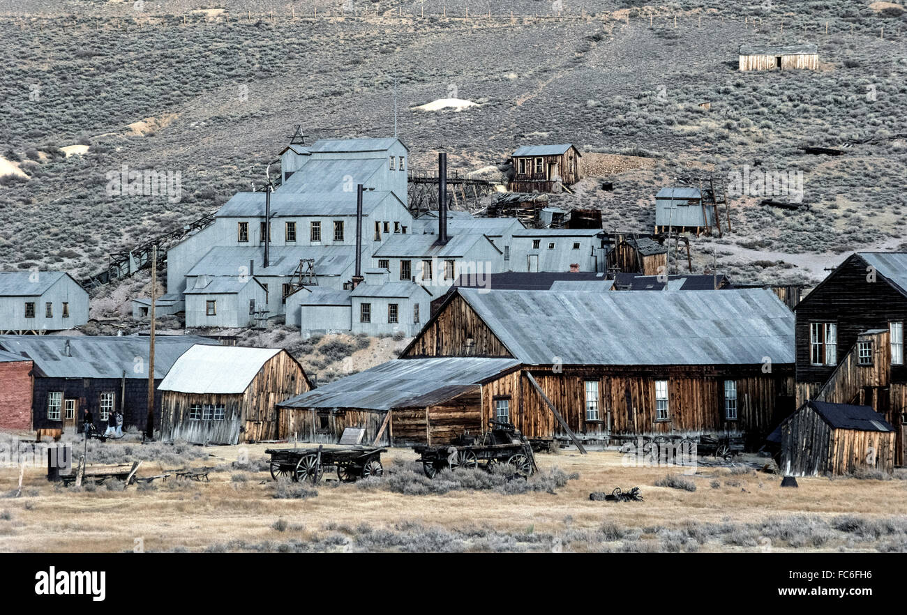 Besucher erkunden die berühmten California Geisterstadt Bodie, die Ruhm und Reichtum in den 1870er Jahren wegen ihrer Goldminen gewonnen genannt. Unter die alten Gebäuden ist der Hang Standard Pochwerk wo das Edelmetall aus Quarzstein extrahiert und verwandelte sich in Goldbarren. Befindet sich in der östlichen Sierra Nevada, dieser verlassenen Stadt, die einst hatte eine Bevölkerung von 8.500 und mehr als 2.000 Gebäude ist jetzt Bodie State Historic Park. Stockfoto