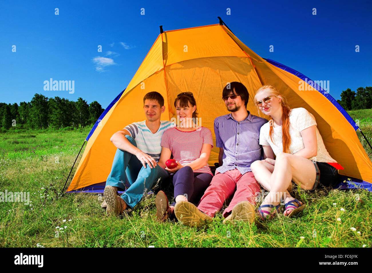 Menschen entspannen im Zelt Stockfoto
