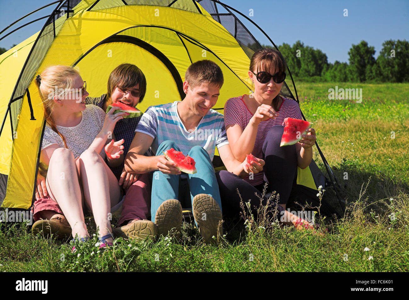 Menschen entspannen im Zelt Stockfoto