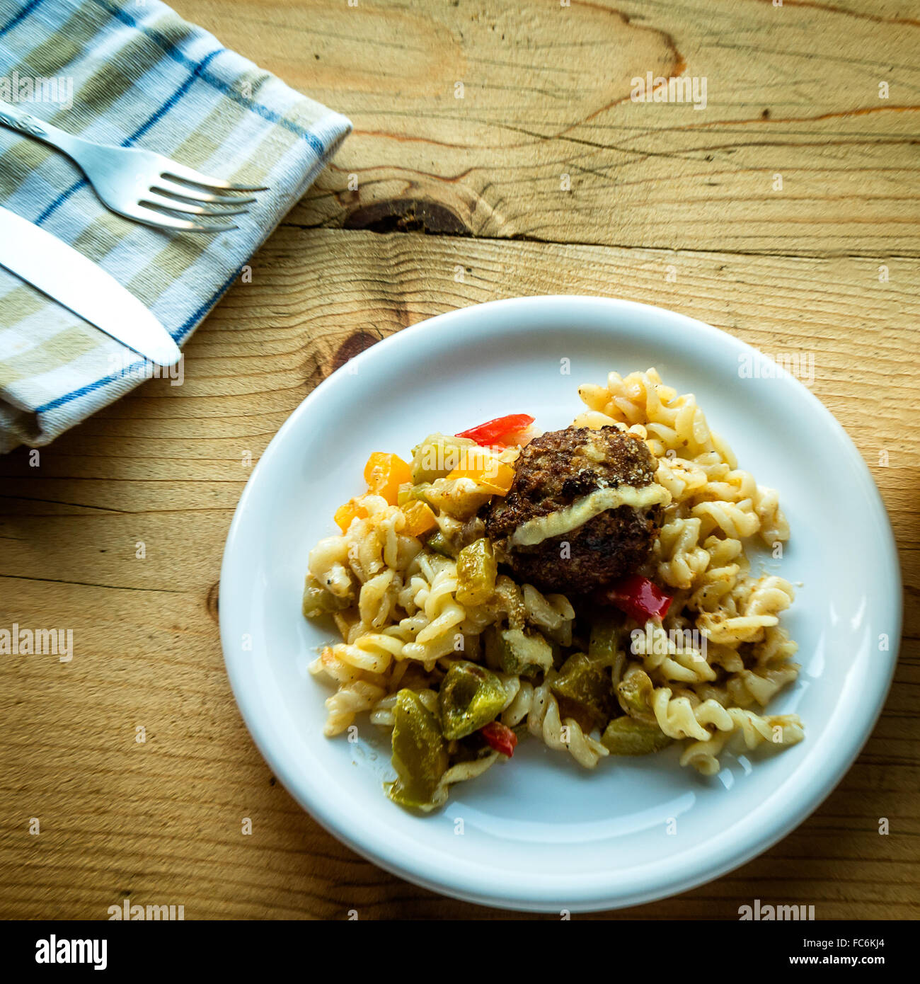 Pasta und Frikadellen mit Gemüse Stockfotografie - Alamy