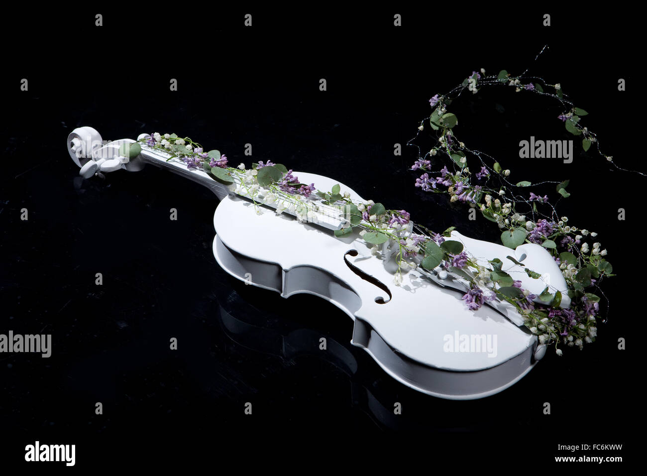 Violine und Blumen Stockfoto