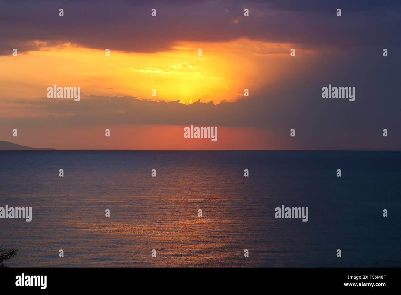 Sonnenuntergang über dem Meer Stockfoto