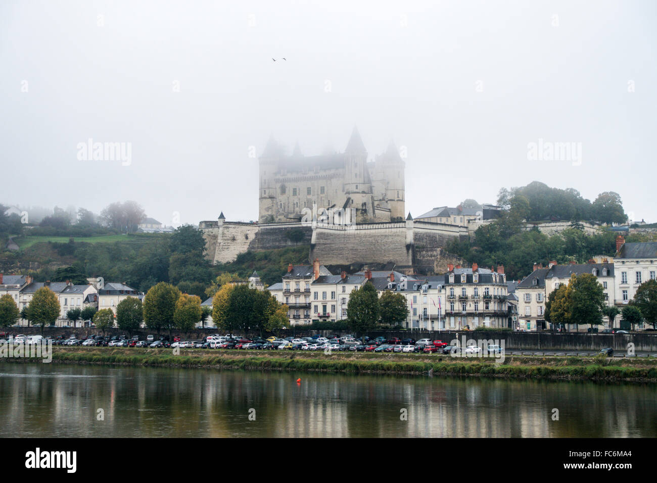 Chateau de Saumur und Stadt, Saumur, Loire-Tal, Frankreich, in der Nacht Stockfoto