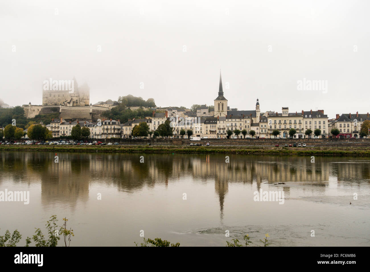 Chateau de Saumur und Stadt, Saumur, Loire-Tal, Frankreich, in der Nacht Stockfoto