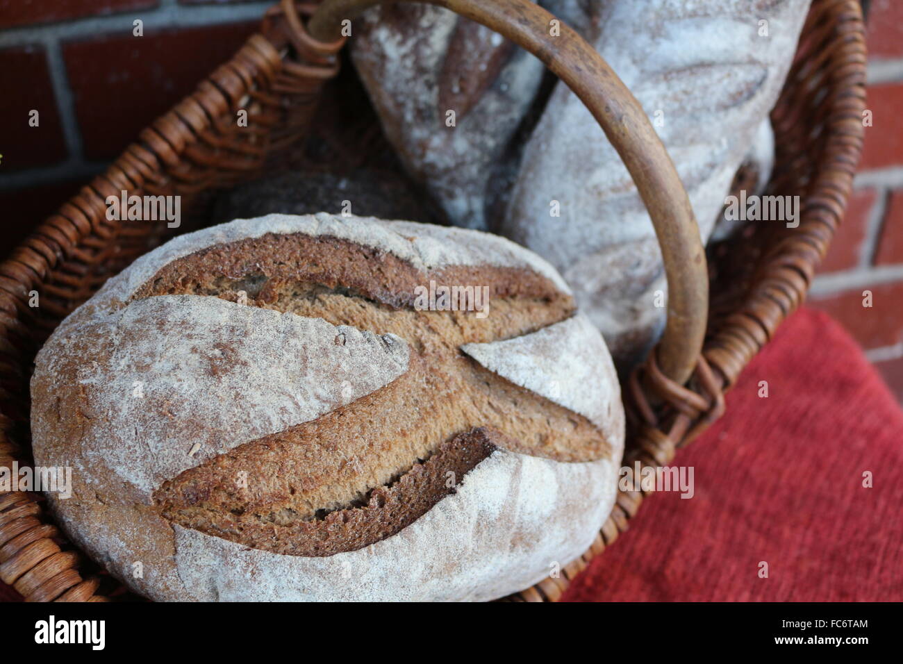 Brot in einem Korb Stockfoto