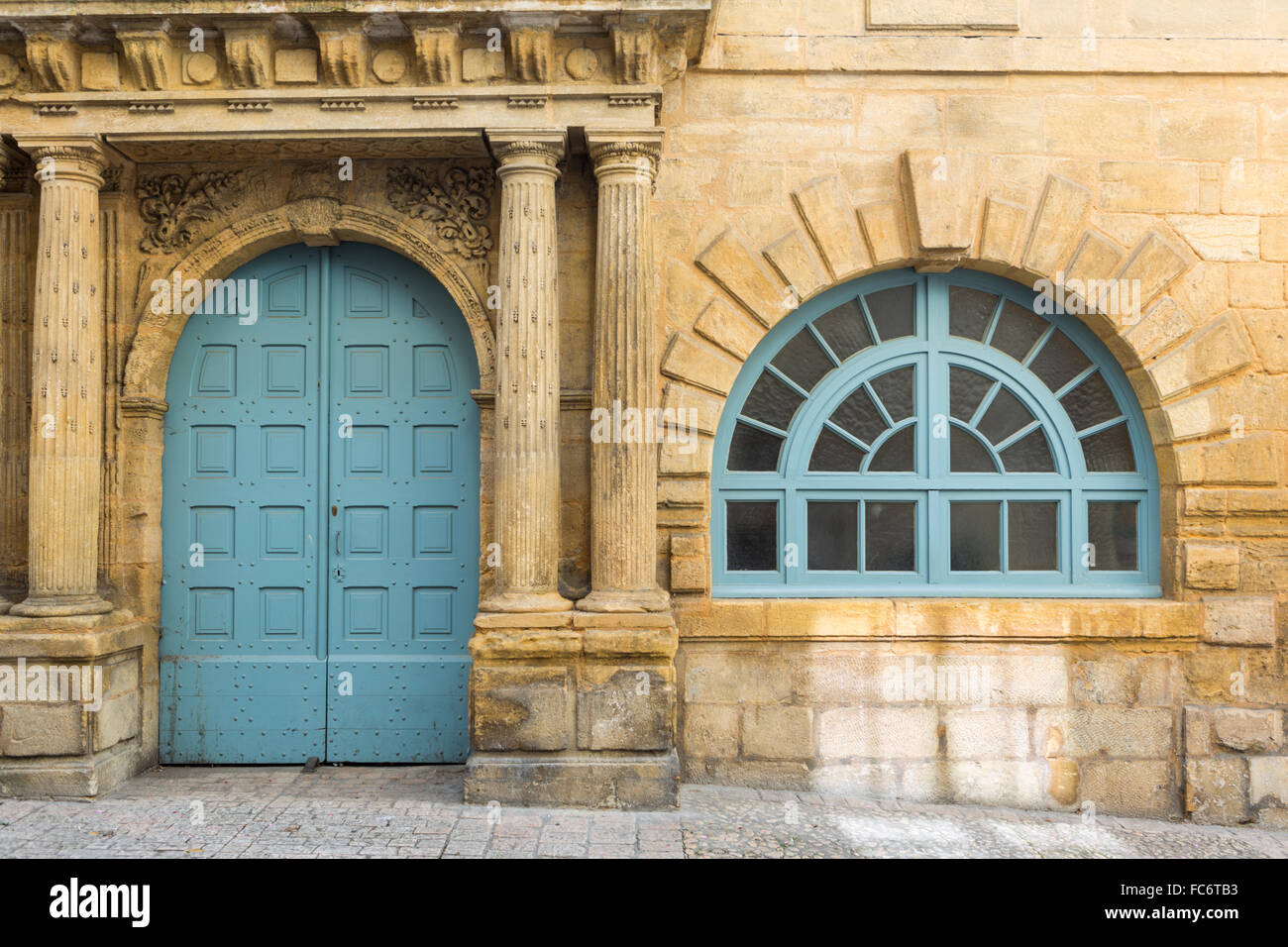 Klassische Türen und Fenster, Sarlat la Caneda, Dordogne, Frankreich Stockfoto