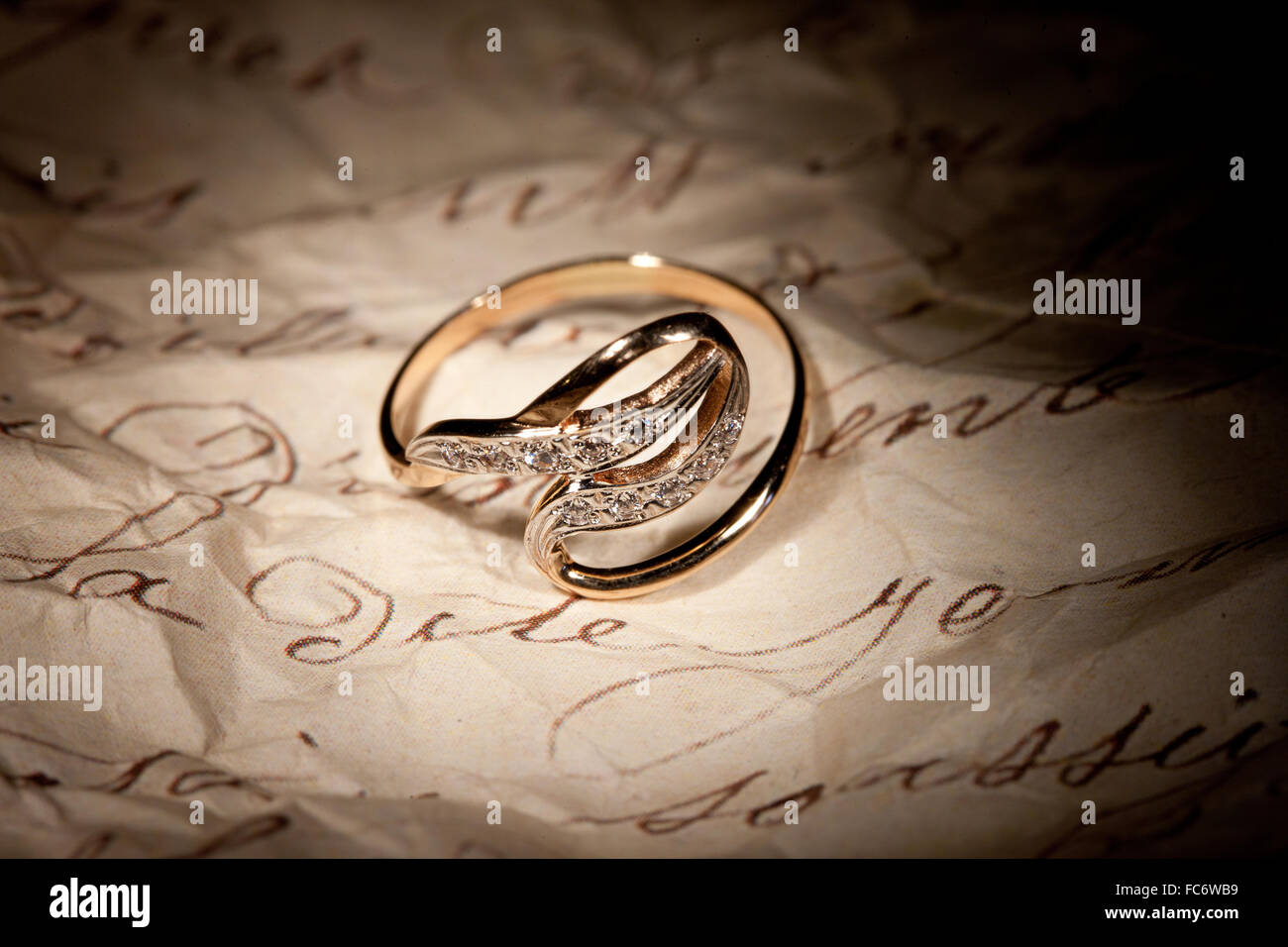 Goldener Ring und alten Manuskript Stockfoto