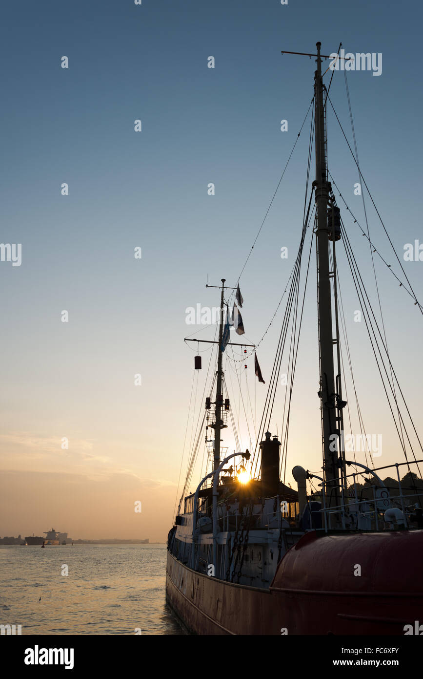 Sonnenuntergang hinter dem Schiff Stockfoto