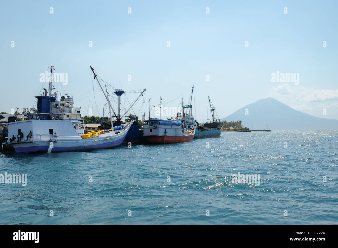 Pendeln Hafen mit Mount Lewotolok im Hintergrund. Lembata Island, East Nusa Tenggara, Indonesien. Stockfoto