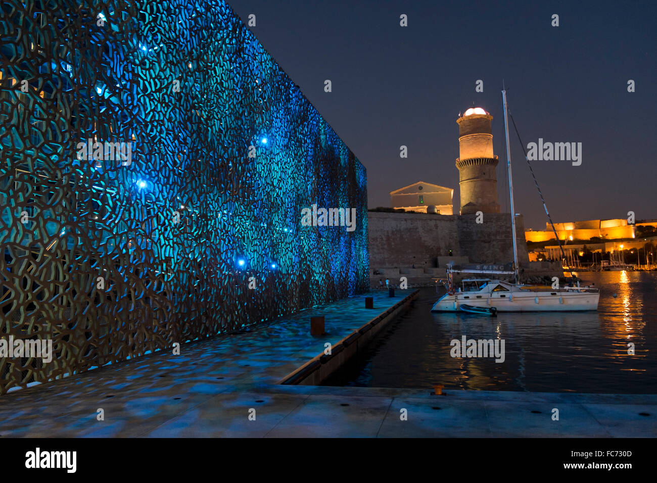Das MUCEM Museum und das Fort Saint-Jean in der Nacht im Vieux-Port oder im alten Hafen von Marseille, Frankreich. Stockfoto