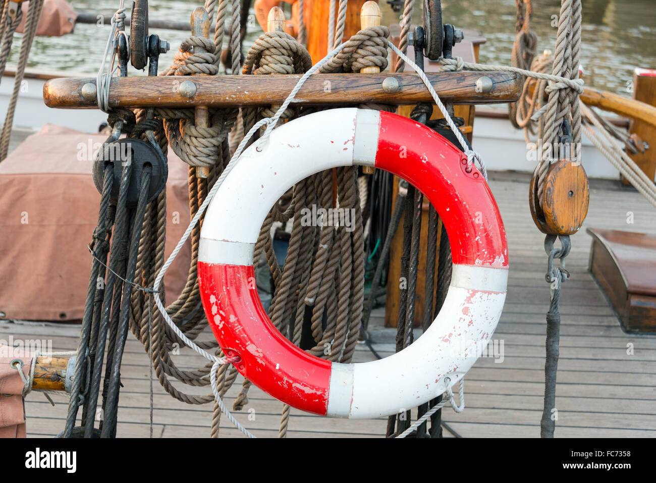 Rettungsring auf Segelboot Stockfoto