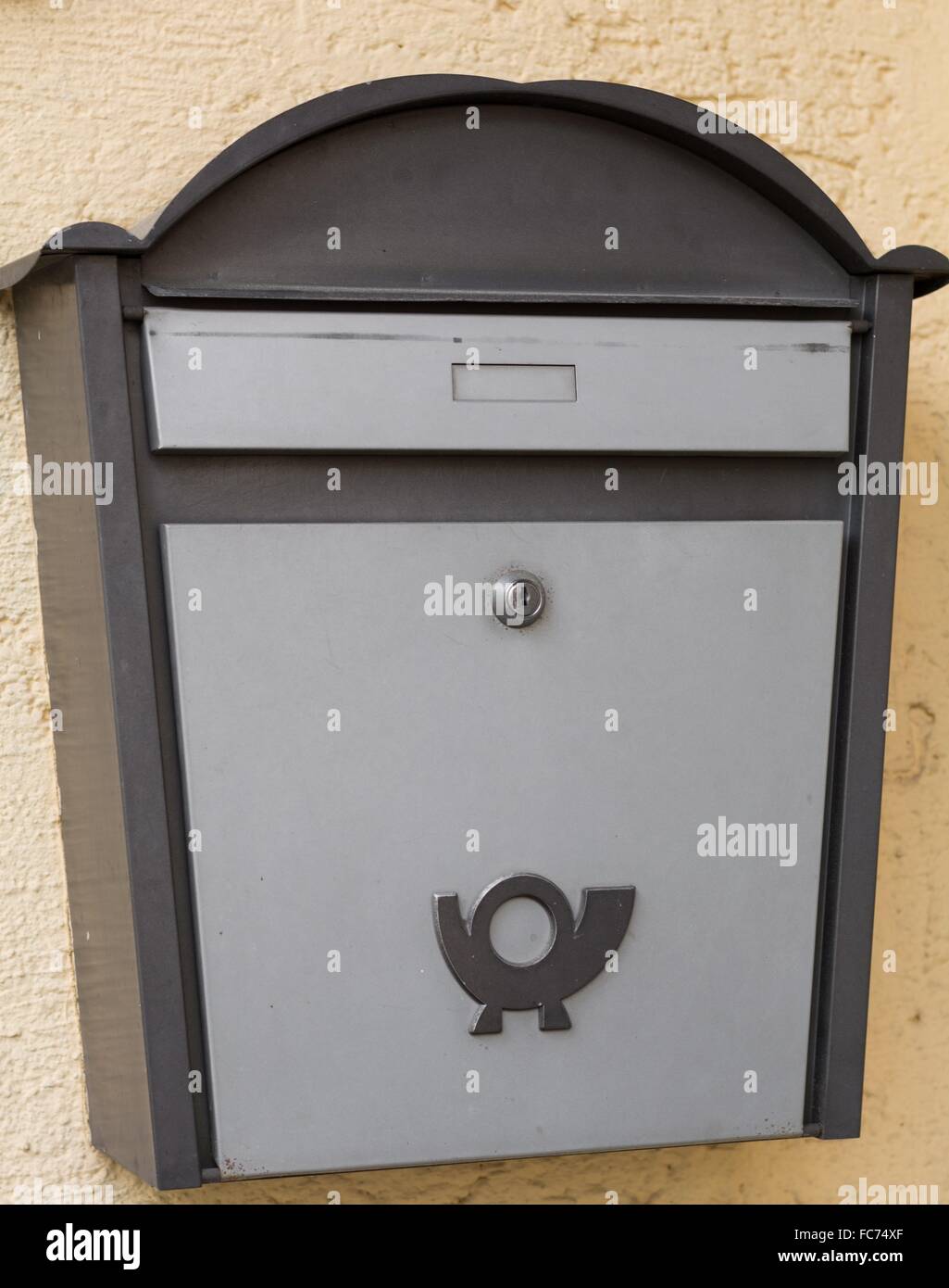 alte Post-Box aus Metall Stockfoto