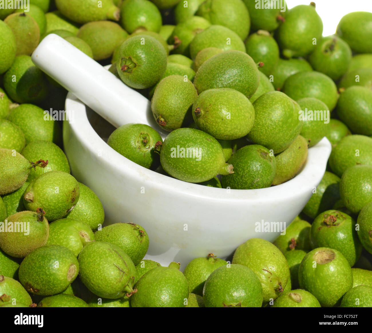 Grüner junge Walnüsse in Schalen Stockfoto