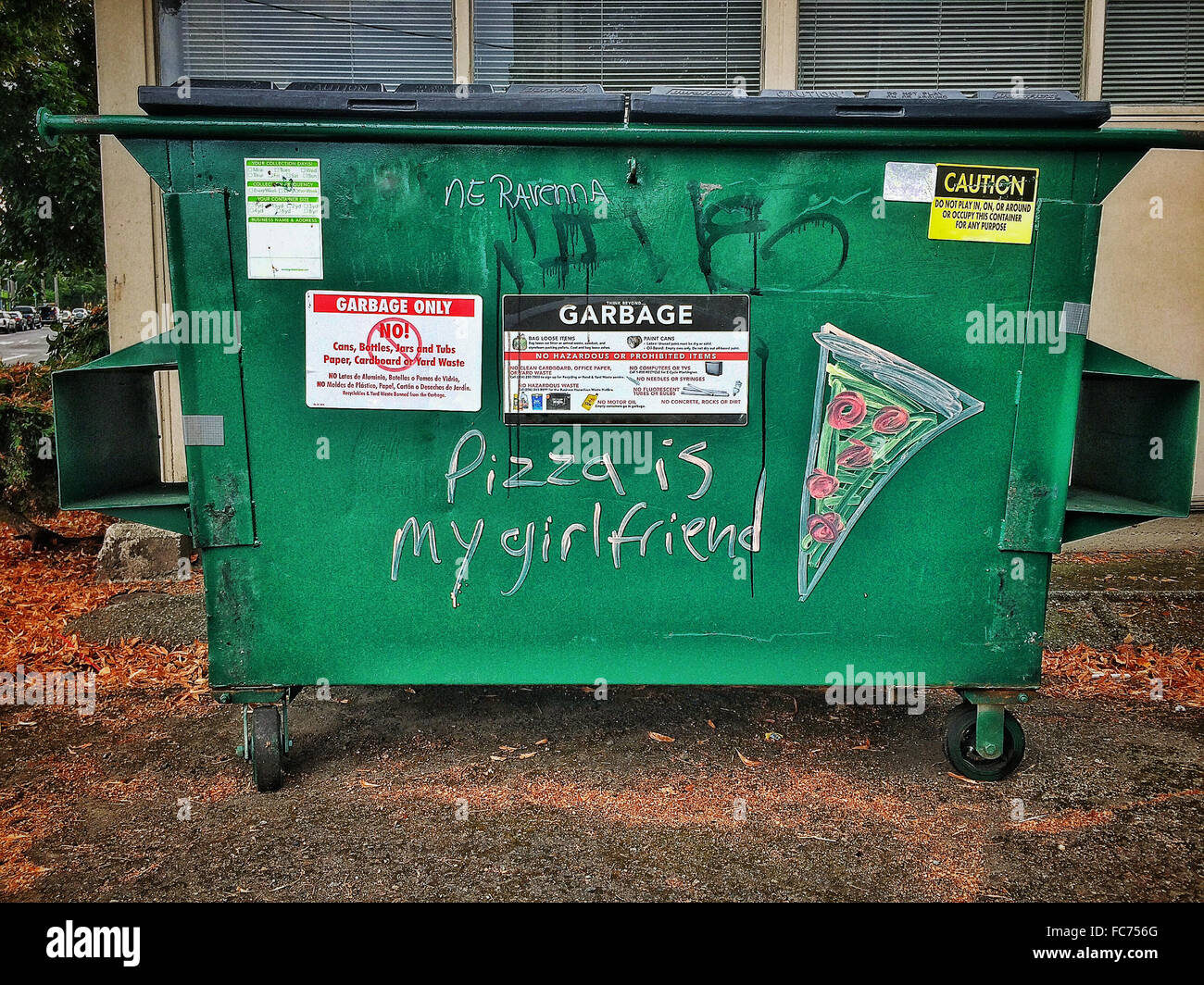 Graffiti auf städtischen Müllcontainer Stockfoto