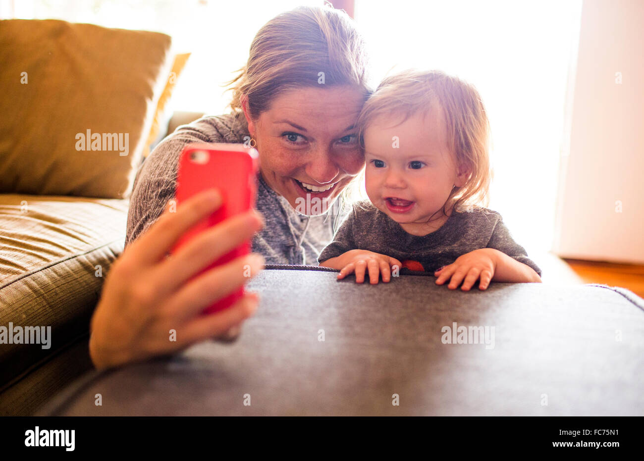 Kaukasische Mutter und Baby Tochter nehmen selfie Stockfoto