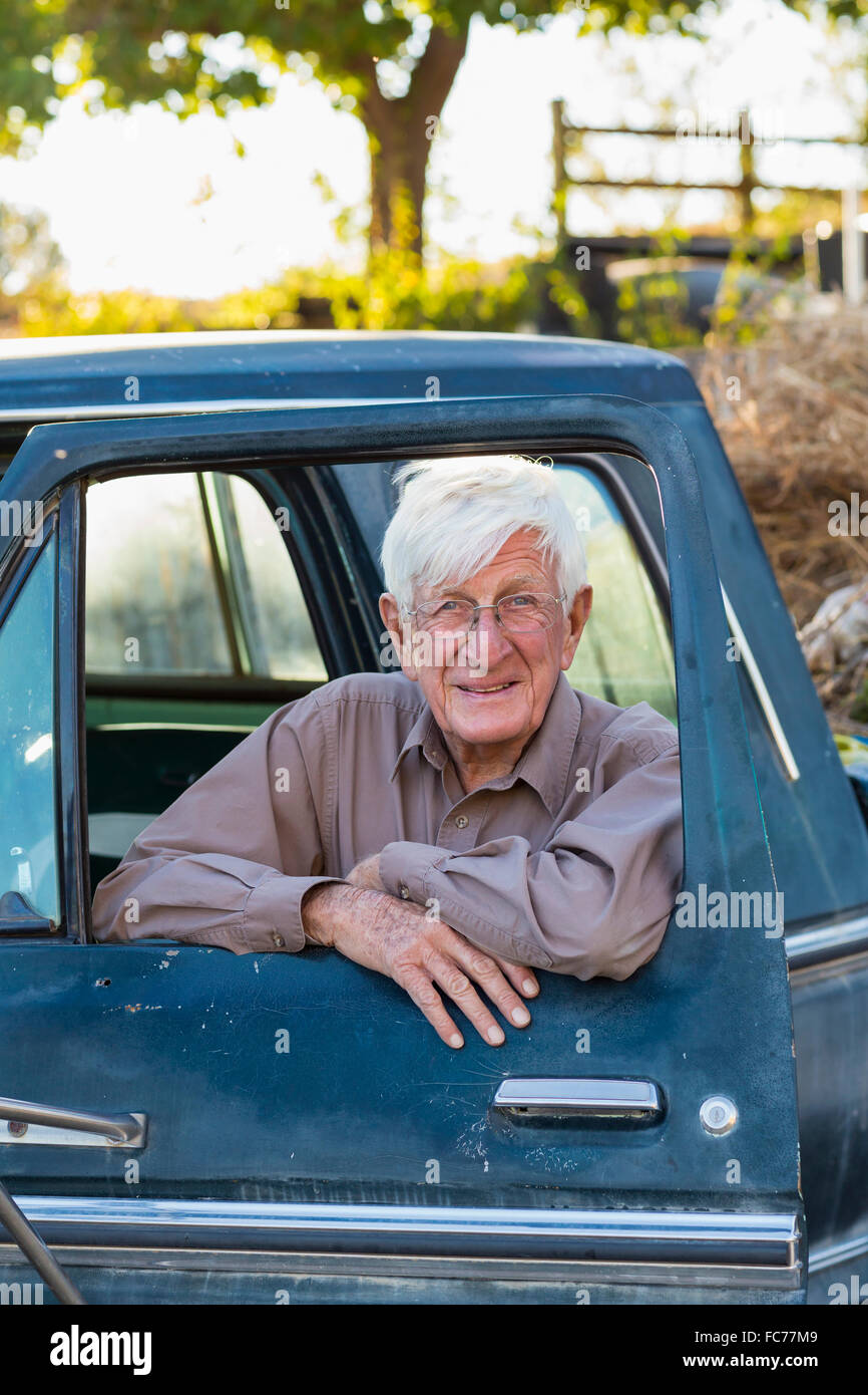 Ältere kaukasischen Mann sitzt im LKW Stockfoto