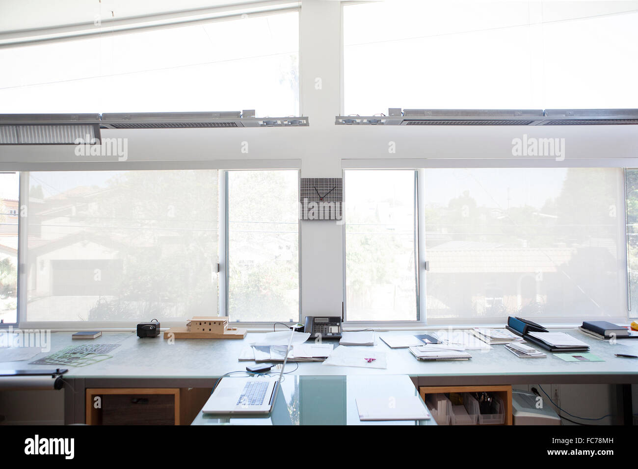 Windows und Schreibtische in modernen Büro Stockfoto