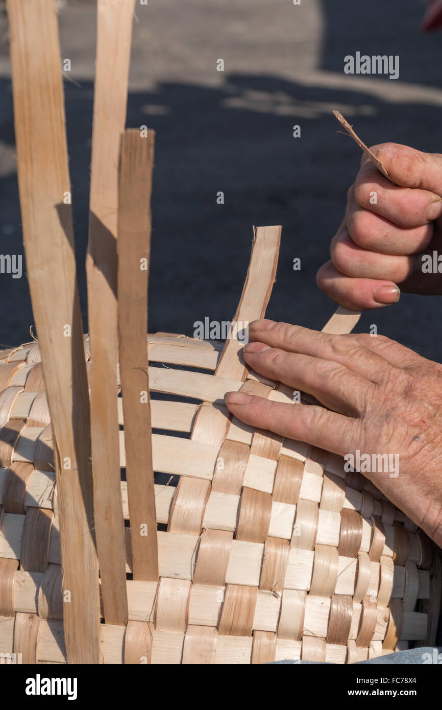 Person webt einen Korb - alte Handwerkskunst Stockfoto