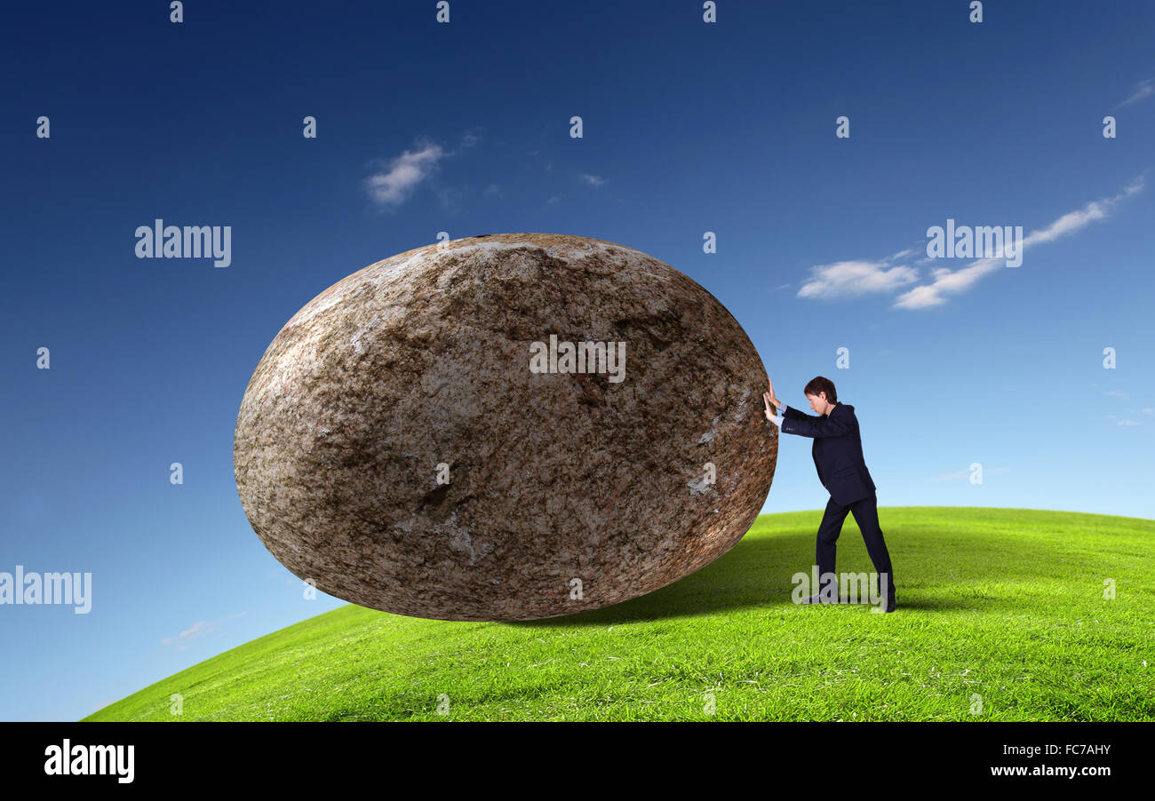 Bild der Geschäftsmann einen riesigen Stein ins Rollen Stockfoto