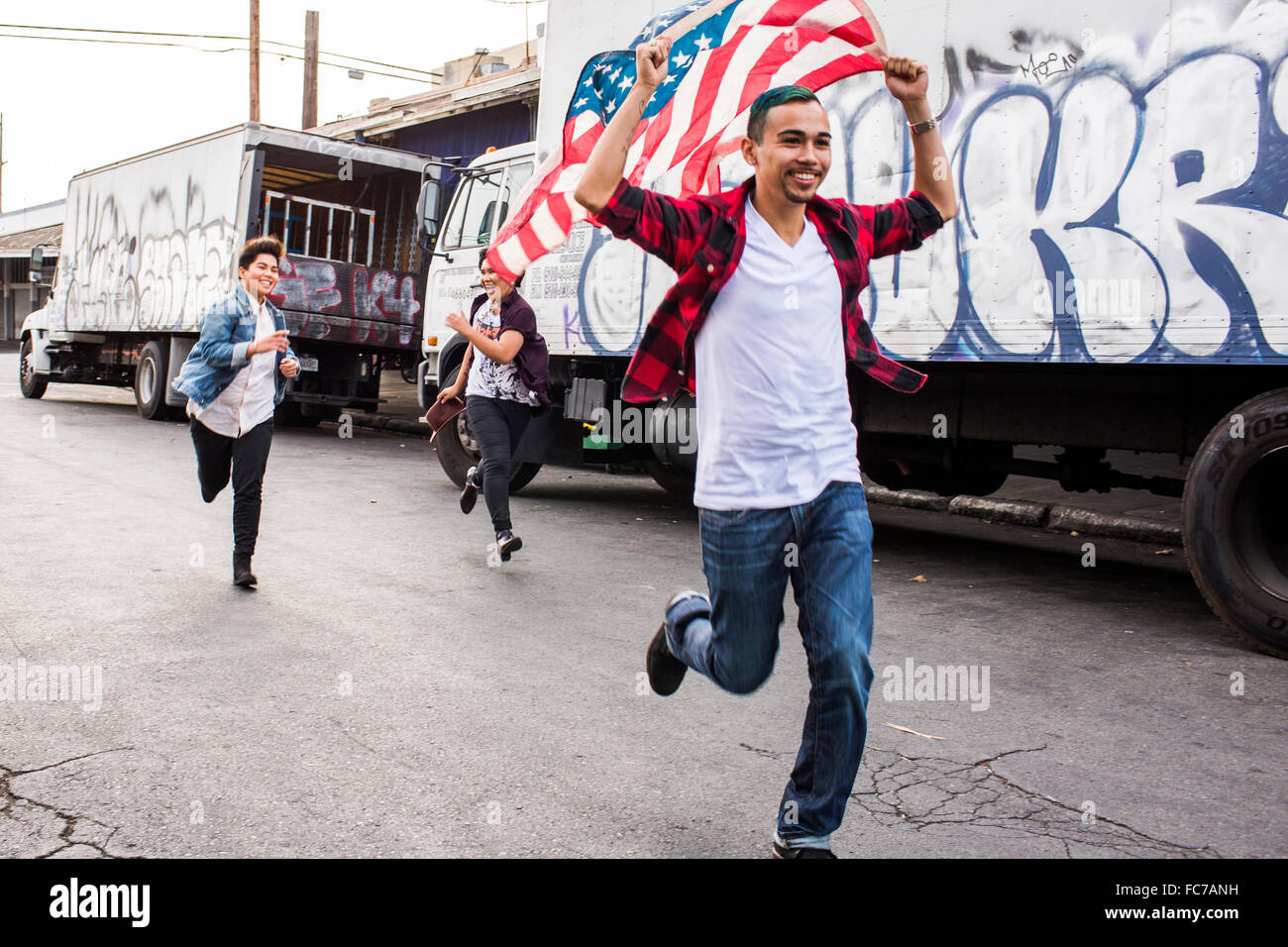 Freunde winken American flag im freien Stockfoto