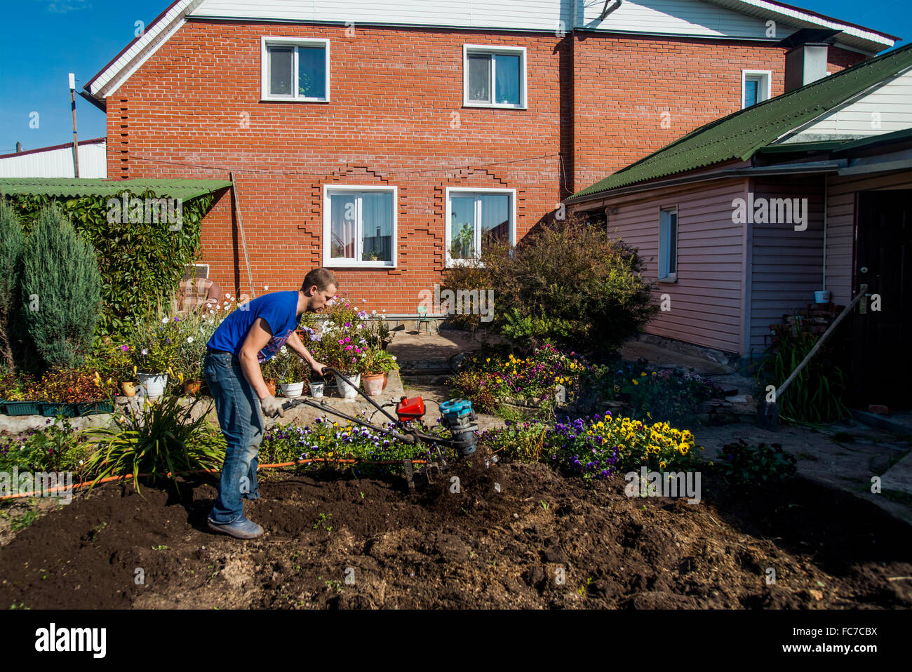 Kaukasischen Mann arbeitet im Garten Stockfoto