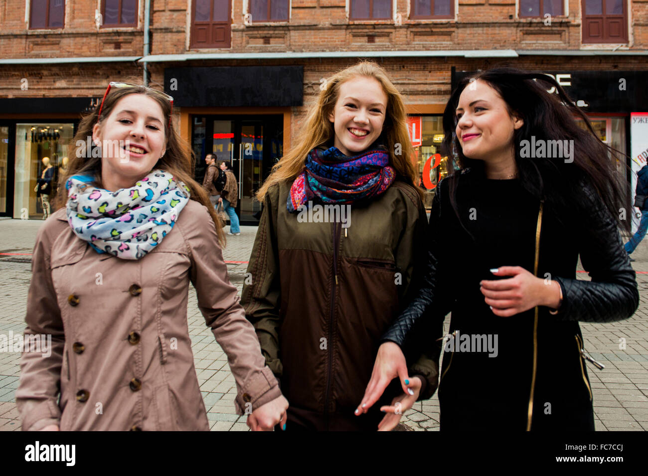 Kaukasischen Frauen walking im freien Stockfoto