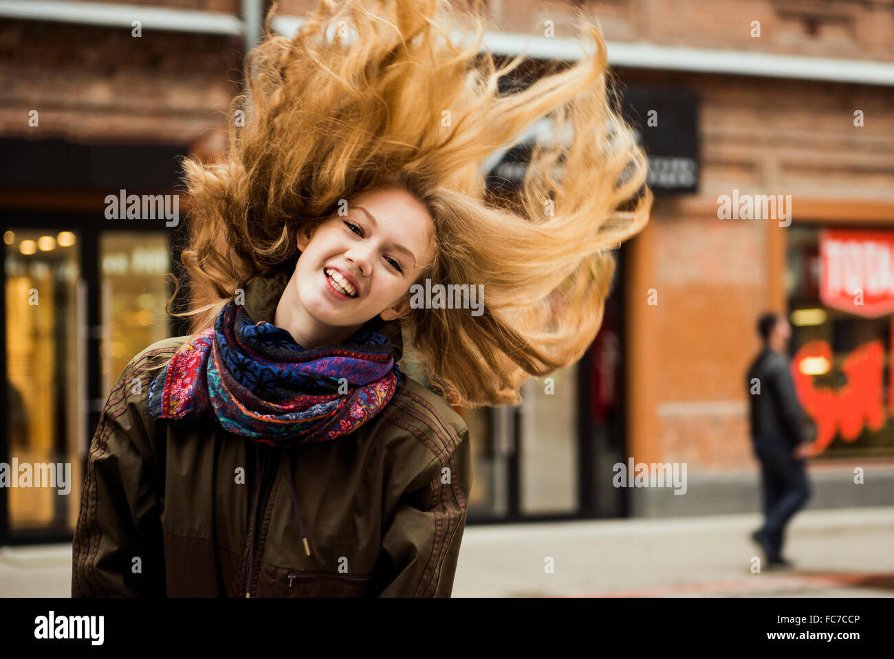 Kaukasische Frau wirft Haar im freien Stockfoto