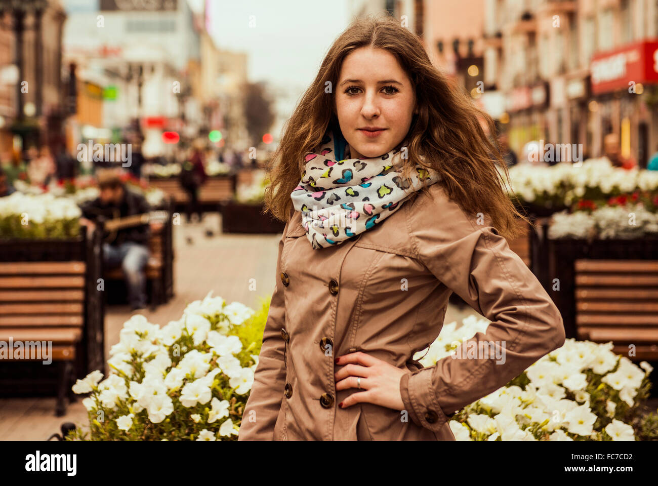 Kaukasische Frau stand im freien Stockfoto