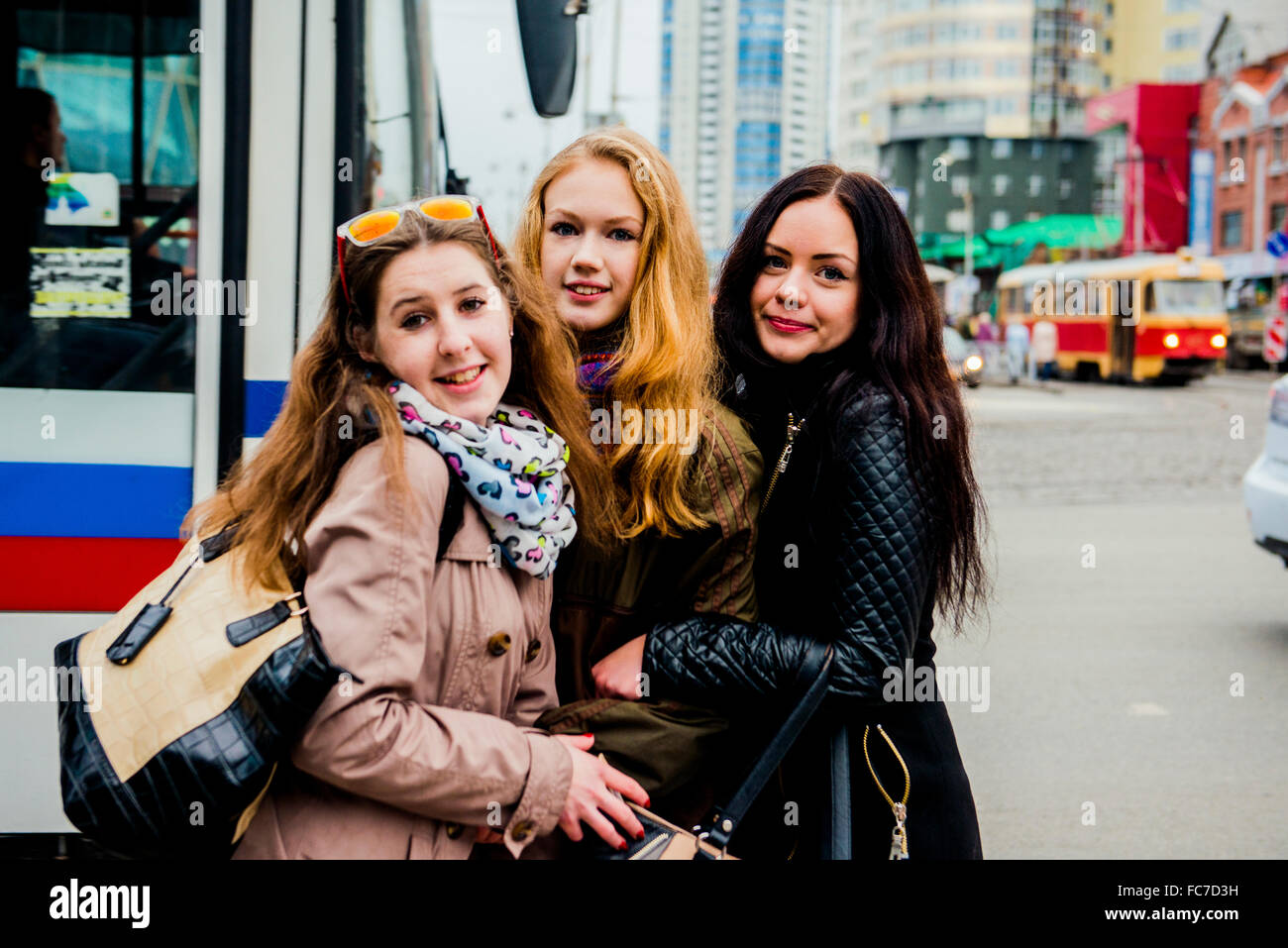 Kaukasischen Frauen umarmen im freien Stockfoto