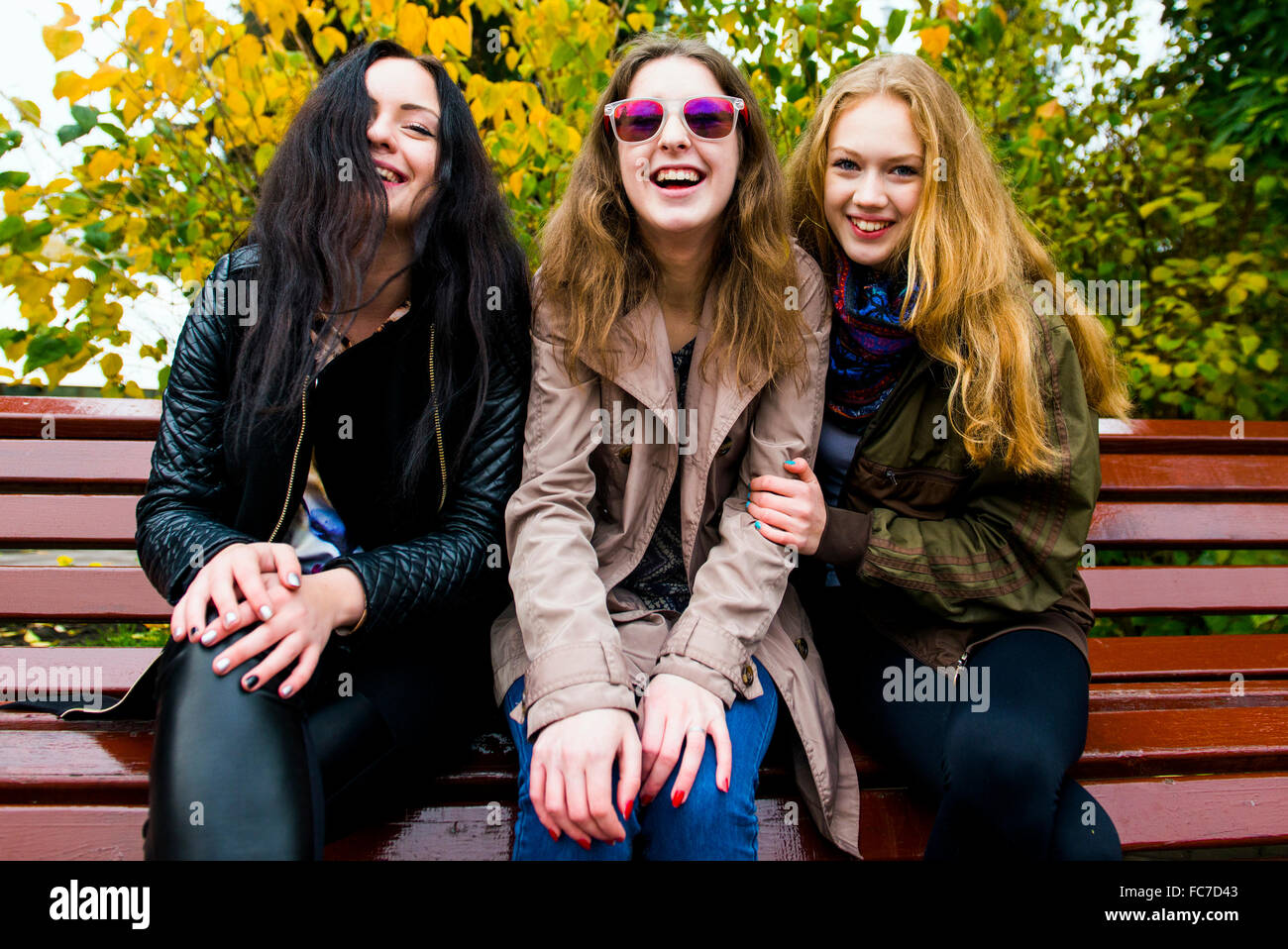 Kaukasischen Frauen Lächeln auf Bank Stockfoto